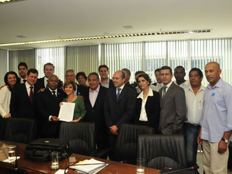 Derrotadas, Shell/Basf assinaram termo de obrigações no TST, em Brasília, hoje (8/4)